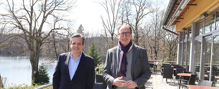 Stefan Schadhauser und Ulrich Lischka sind die neuen Pächter des STEINSEE Restaurant Cafe Strand - das kurz vor Ostern 2023 wieder eröffnet wurde (©Foto.Martin Schmitz)